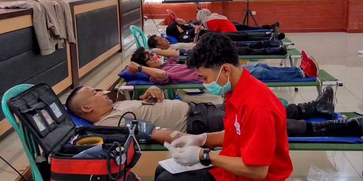 HUT ke-74 Humas Polri: Aksi Peduli Anggota Polres Pandeglang, Mendonorkan Darahnya