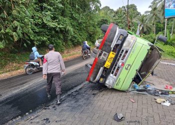 Truk Muatan Semen Terguling di Pandeglang