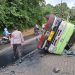 Truk Muatan Semen Terguling di Pandeglang