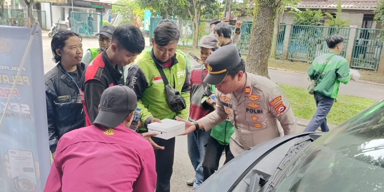 Lewat Bakso Urat, Polsek Panongan Bagi-bagi Nasi Boks