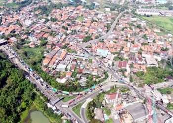 Tampak dari udara kondisi lalu lintas di Jalan Tol Merak Atas (Cikuasa) sebelum penutupan sementara untuk pekerjaan Jembatan Akses Merak oleh BPJN Banten.