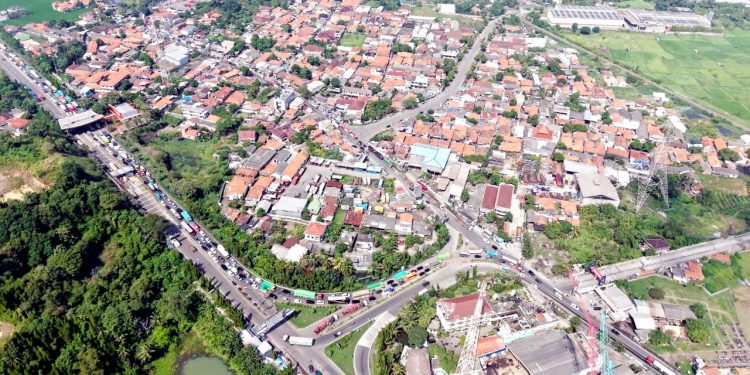 Tampak dari udara kondisi lalu lintas di Jalan Tol Merak Atas (Cikuasa) sebelum penutupan sementara untuk pekerjaan Jembatan Akses Merak oleh BPJN Banten.