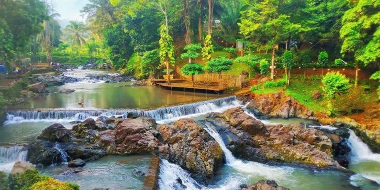 Liburan ke Curug Leuwi Bumi Pandeglang, Bisa Menginap Tanpa Repot Bawa Bekal