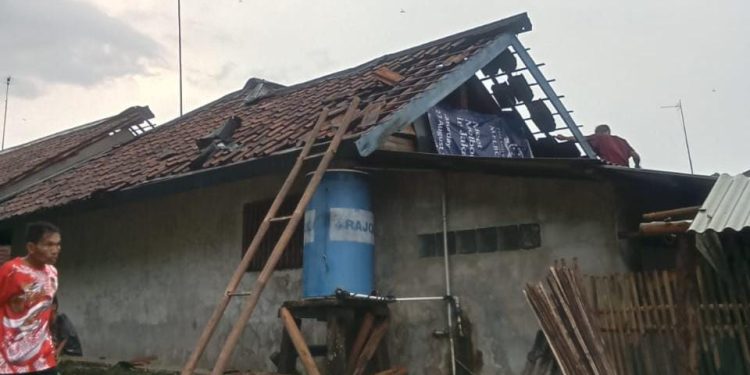 Angin Puting Beliung di Lebak