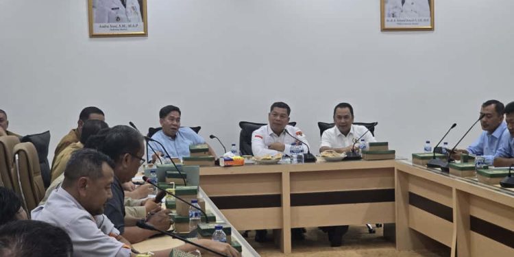 Audensi antara warga Bojongnegara dengan DPRD Banten