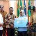 Gubernur Banten Andra Soni didampingi Wagub Banten A Dimyati Natakusumah dan Walikota Serang Budi Rustandi saat secara simbolis menyerahkan KUR kepada UMKM di Banten.
