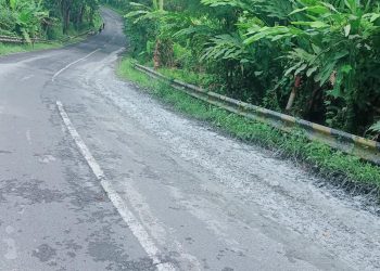 Warga Keluhkan Tumpahan Kerikil di Jalan Nasional Bayah-Cibareno