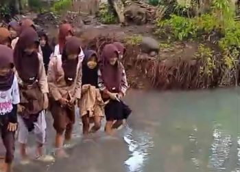 Siswa di Pandeglang Bertaruh Nyawa, Bupati Diminta Bangunkan Jembatan Sementara