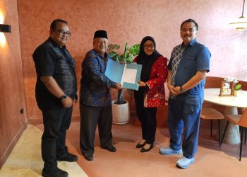 Intan Nurul Hikmah menyerahkan formulir calon ketua KORMI Kabupaten Tangerang masa bakti 2025–2029 kepada panitia penjaringan.