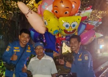 Balon Pedagang Nyangkut di Atas Pohon, Damkar Tangsel Turun Tangan