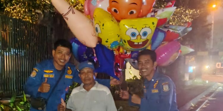Balon Pedagang Nyangkut di Atas Pohon, Damkar Tangsel Turun Tangan