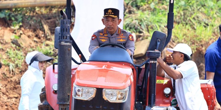 Dukung Ketahanan Pangan, Kapolri Salurkan Bantuan Alsintan ke Petani di Tangerang