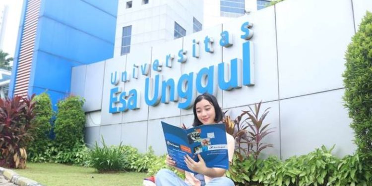 Tingkatkan Karier Tanpa Harus Resign, Kelas Karyawan Universitas Esa Unggul Hadir dengan Jadwal Fleksibel untuk Profesional Muda