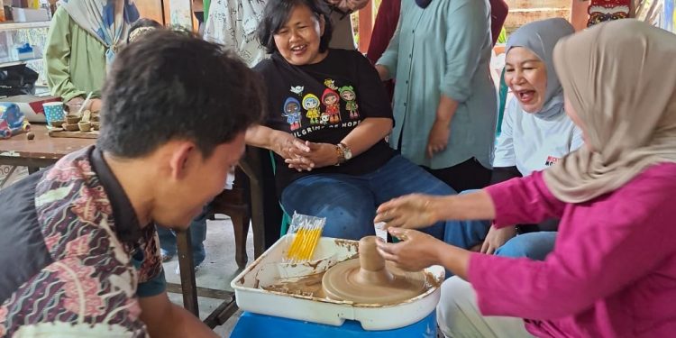 Dosen UMN Tangerang Berdayakan Ibu Rumah Tangga Lewat Pelatihan Aksesori Tanah Liat