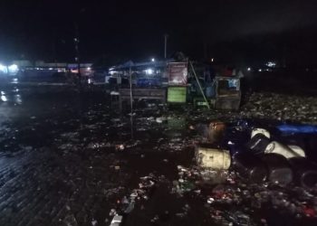 Banjir Rob Menerjang Pantai Teluk Labuan, Bawa Sampah dan Tutup Usaha Kuliner