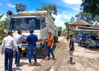 Petugas Dishub Lebak Putar Balik Paksa Truk Tambang Langgar Jam Operasional
