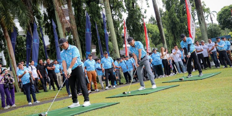 Gubernur Banten Andra Soni bersama Kapolda Banten Irjen Hengki saat membuka Turnamen Golf Kapolda Banten 2025 di Cilegon.