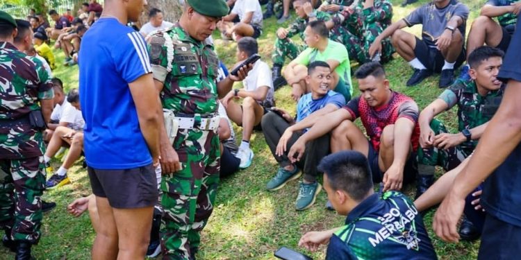 Cegah Judi Online, Danyon 320/Badak Putih Periksa Handphone Prajurit