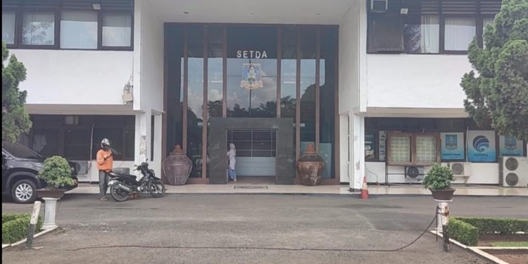 Gedung Setda Kabupaten Serang tampak dari halaman kantor.