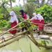Demi Pendidikan, Siswa SDN Cikadongdong 2 Nekat Seberangi Jembatan Bambu yang Nyaris Ambruk