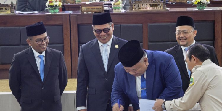 Rapat Paripurna DPRD Banten menyetujui KUA-PPAS RAPBD 2026 yang diproyeksikan mengalami defisit Rp57 miliar.