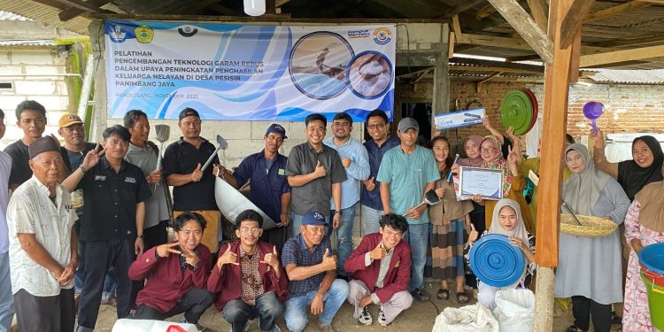 Pengabdian Universitas Sultan Ageng Tirtayasa, Inovasi Garam Rebus Tingkatkan Ekonomi Pesisir Desa Panimbangjaya