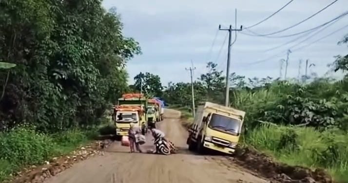 Lalu Lalang Truk Tanah, Jalan Maja-Curugbitung Berlumpur