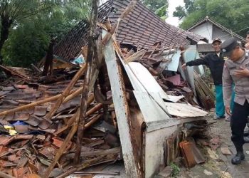 Rumah warga Pandeglang yang ambruk setelah diguyur hujan deras.