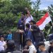 Protes Truk Tambang, Warga Bojonegara dan Puloampel Tutup Akses Jalan Nasional