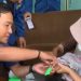 Petugas Damkar Cilegon membantu melepas jari balita dari gagang gayung.