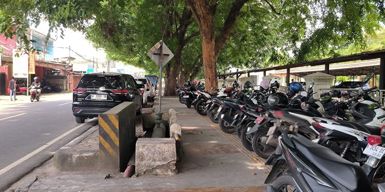 Hari Bebas Kendaraan di Pemkot Cilegon Dilanggar, Trotoar Jadi Sasaran Parkir Pejabat