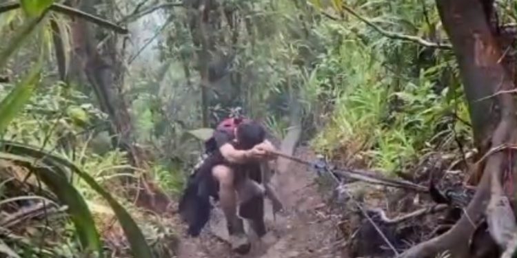 Keseruan Mendaki Gunung Aseupan Saat Hujan