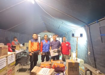 Relawan PMI Cilegon melakukan pendataan bantuan logistik di posko.