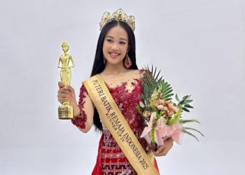Ghefira Qiana Aqilla dari Serang menerima penghargaan Runner Up 4 Puteri Batik Remaja Indonesia 2025 di Jakarta.
