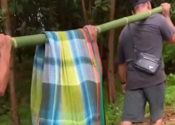 Gegara Jalan Rusak, Warga Pandeglang Ditandu Sejauh Dua Kilometer