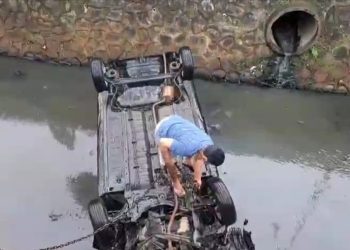 Minibus Terjun Bebas ke Parit di Pagedangan Tangerang
