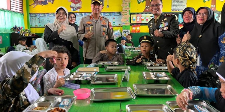 Monitoring ke SDN Pandeglang 4, Bupati Soroti Sampah MBG