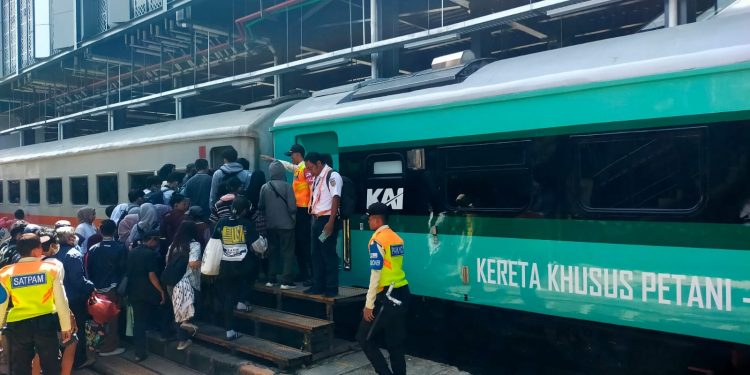 Kereta Petani-Pedagang Mulai Dioperasikan di Stasiun Rangkasbitung