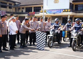 Penyerahan Warbinling di Apel Bhabinkamtibmas Polres Cilegon