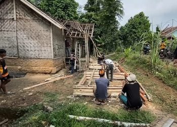 Warga Kampung Turus Elor bergotong royong membangun rumah Kanapiah.