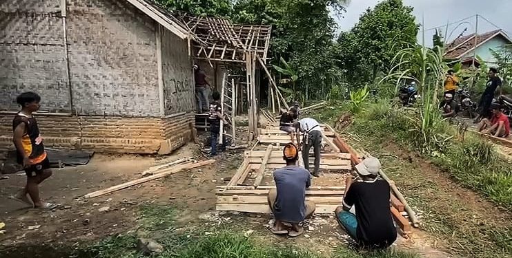 Warga Kampung Turus Elor bergotong royong membangun rumah Kanapiah.