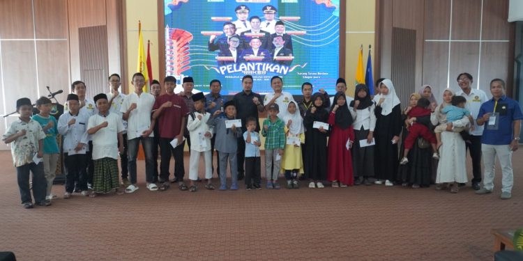 Pelantikan Karang Taruna Cilegon Dirangkai Santunan Anak Yatim dan Bantuan Gerobak UMKM