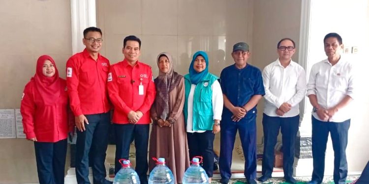 PMI Tangsel Distribusikan Bantuan Air Mineral dan Layanan Kesehatan bagi Warga Cipeucang