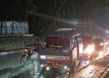 Hujan Lebat, Kabel Listrik Terjuntai di Jalan Raya Pandeglang–Serang