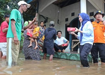 Korban Banjir di Kecamatan Cinangka Diberi Bantuan