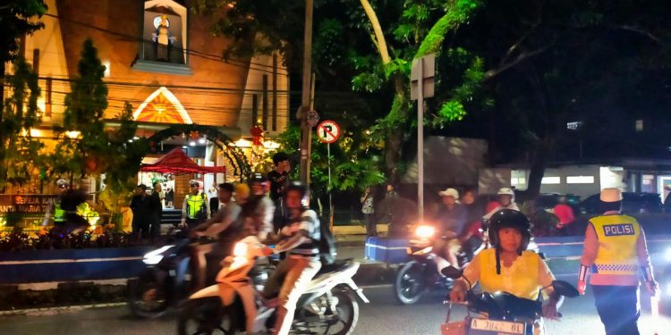 Polres Lebak Lakukan Pengamanan Malam Natal di Gereja Santa Maria Tak Bernoda Rangkasbitung