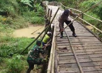 Jembatan Blengbeng Nyaris Roboh, Warga Dibantu TNI dan Polri Gotong Royong Memperbaikinya