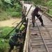 Jembatan Blengbeng Nyaris Roboh, Warga Dibantu TNI dan Polri Gotong Royong Memperbaikinya