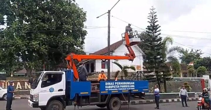 Jelang Perayaan Tahun Baru, Puluhan PJU di Jalan Protokol Pandeglang Diganti LED