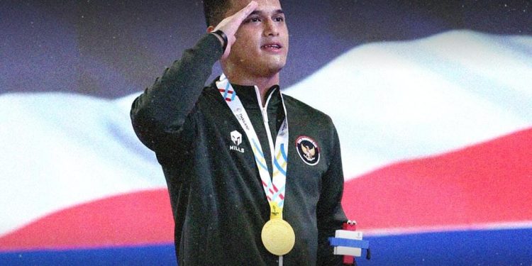 Persembahkan Medali Emas dan Pecahkan Rekor Dunia, Rizky Juniansyah Harumkan Nama Indonesia di SEA Games 2025